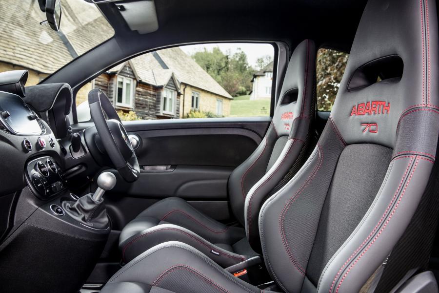 Интерьер Abarth 595 esseesse 2019 года  (UK) (фото 10 из 15)